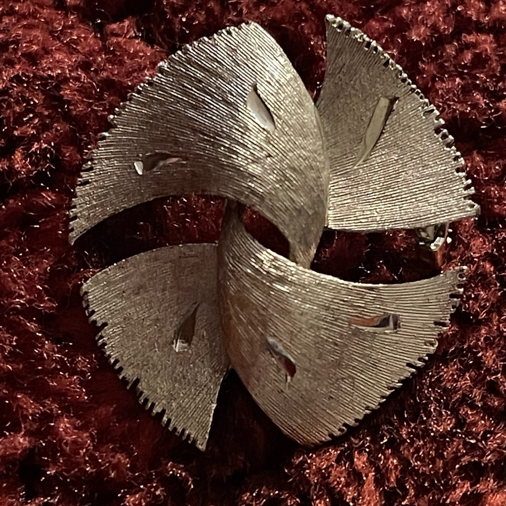 Vintage J,J. Silver Tone Diamond Cut Knot pin Brooch